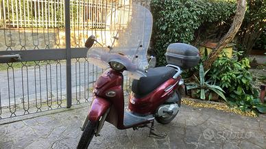 Scooter Kymco People 150 con bauletto e parabrezza