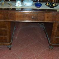 Scrivania in legno di noce antica
