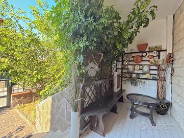 VILLA A SCHIERA CENTRALE A GIUGLIANO IN CAMPANIA