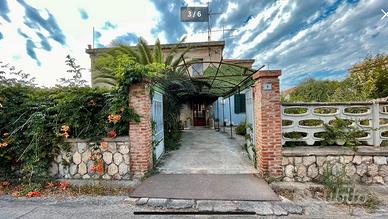 Villa bifamiliare indipendente