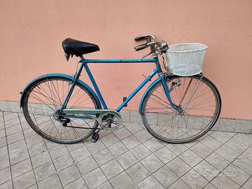 Bicicletta da 28 azzurra con cambio 5 v con cesto