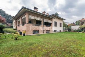 Villa indipendente con taverna e mansarda