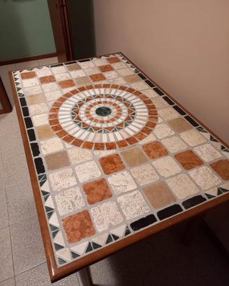 Tavolo in legno con piano piastrellato in ceramica