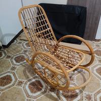 sedia a dondolo in rattan