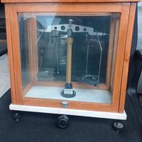 Teca con bilancia da farmacia