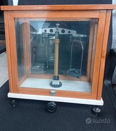 Teca con bilancia da farmacia