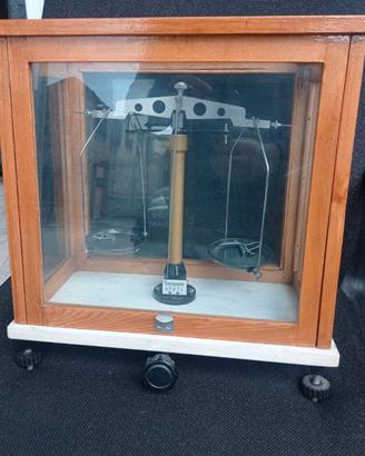 Teca con bilancia da farmacia