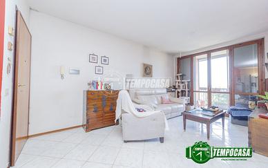 AMPIO TRILOCALE CON DOPPI SERVIZI, BOX E CANTINA