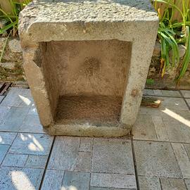 Fioriera a vasca in sasso