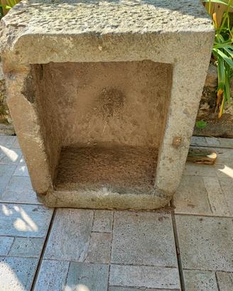 Fioriera a vasca in sasso