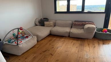 Divano angolare con maxi pouf