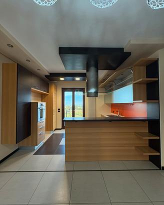 Cucina completa di tavolo e sedie