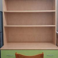 scrivania camera con libreria mensole