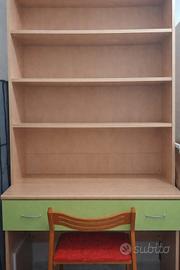 scrivania camera con libreria mensole