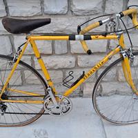 Bicicletta Vedovati color giallo.