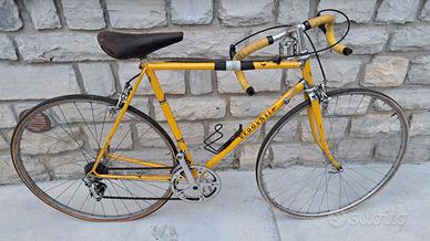 Bicicletta Vedovati color giallo.