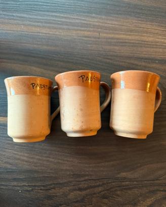 Piccoli boccali e ciotole in terracotta.