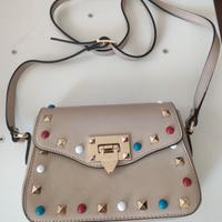 Pochette beige in vera pelle con borchie