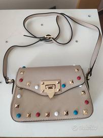 Pochette beige in vera pelle con borchie