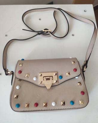 Pochette beige in vera pelle con borchie