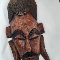 Maschera in legno intagliato