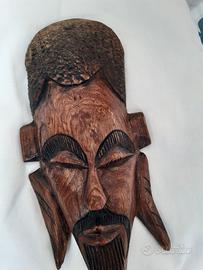 Maschera in legno intagliato