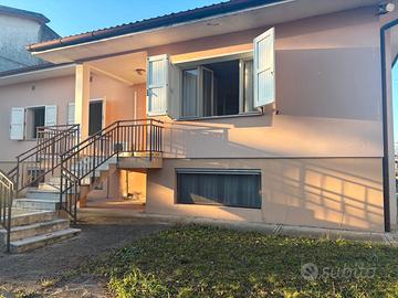 Ampia villa con giardino di proprietà