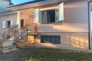 Ampia villa con giardino di proprietà