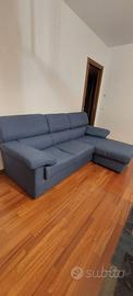 Divano blu con chaiselongue reversibile