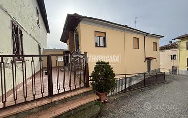 CASA INDIPENDENTE CON CORTILE E DUE BOX AUTO