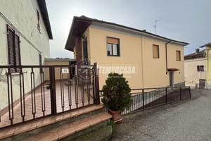 CASA INDIPENDENTE CON CORTILE E DUE BOX AUTO