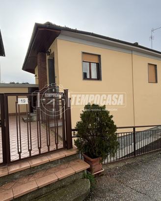 CASA INDIPENDENTE CON CORTILE E DUE BOX AUTO