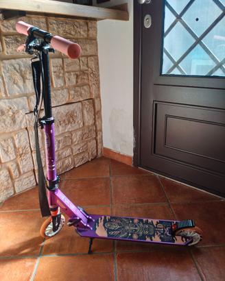 Monopattino viola e rosa