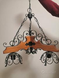 Lampadario in ferro battuto e legno