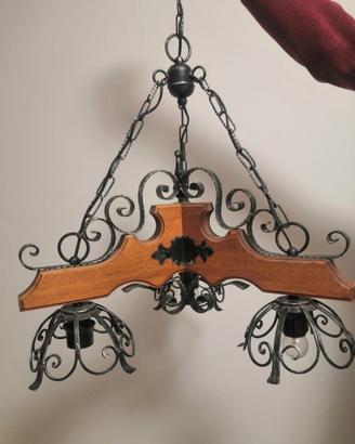 Lampadario in ferro battuto e legno