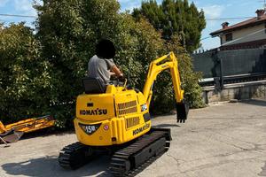 E242 - Escavatore 15 q Komatsu PC15 Carro Allargab