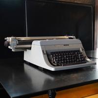 Macchina da scrivere vintage olivetti