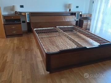 Comò, letto matrimoniale e comodini in legno