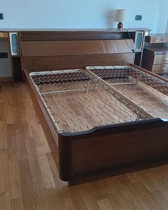 Comò, letto matrimoniale e comodini in legno