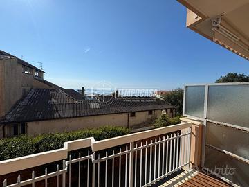 Bilocale con terazzo e box