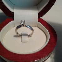 Anello con diamante