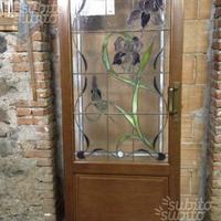 Porta con vetrata Liberty abbinata a lampadario
