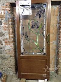 Porta con vetrata Liberty abbinata a lampadario