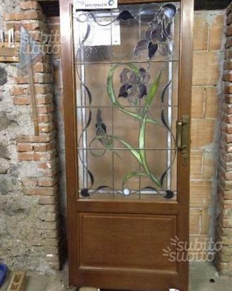Porta con vetrata Liberty abbinata a lampadario