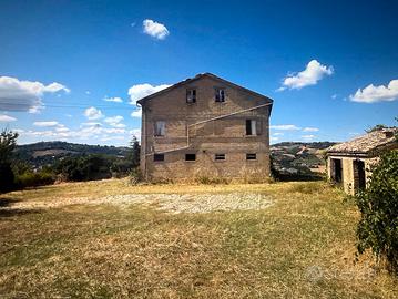 Casale da ristrutturare con terreno