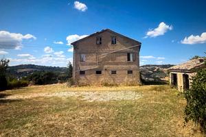 Casale da ristrutturare con terreno