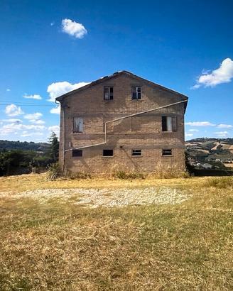 Casale da ristrutturare con terreno