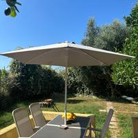 Tavolo da giardino con 4 sedie, ombrellone e base