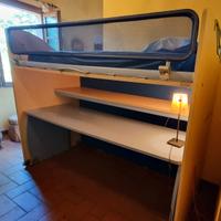 Cameretta con letto, comodino e scrivania