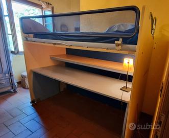 Cameretta con letto, comodino e scrivania